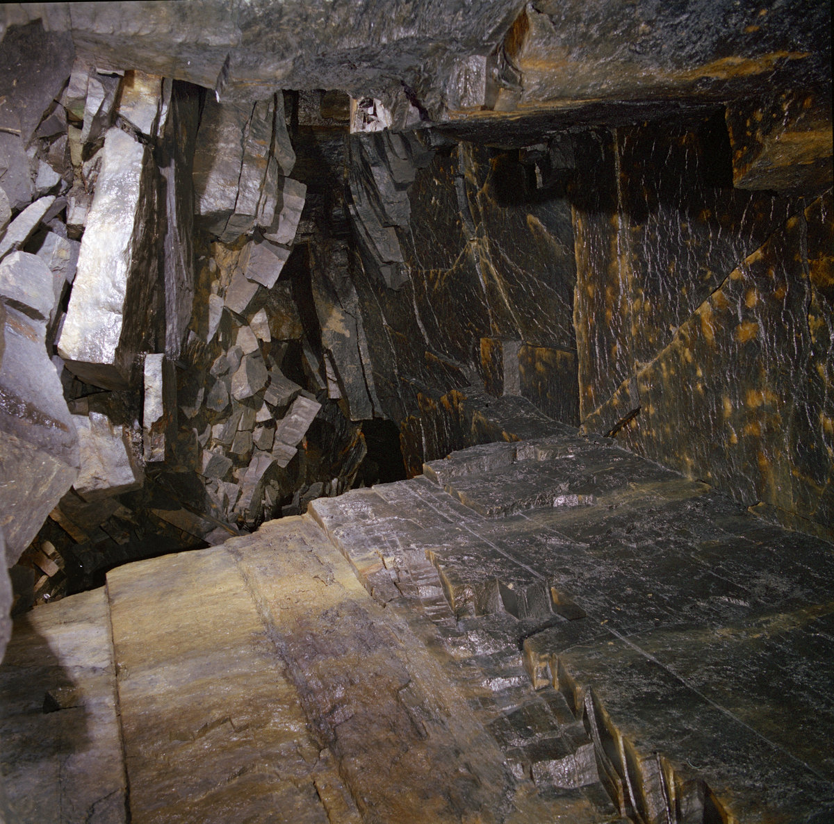 10 Mar 1983 - Hillcliff Sandstone Mine, Allerton, Bradford., submitted by Buddle-Bot on 08-11-2025.
Bgs No. P223230; Thornton, K.E.; © NERC. Image & Text: BGS Geoscenic, under OGL V2 License http://bit.ly/462AXmV 10 Mar 1983 - Hillcliff Sandstone Mine, Allerton, Bradford.