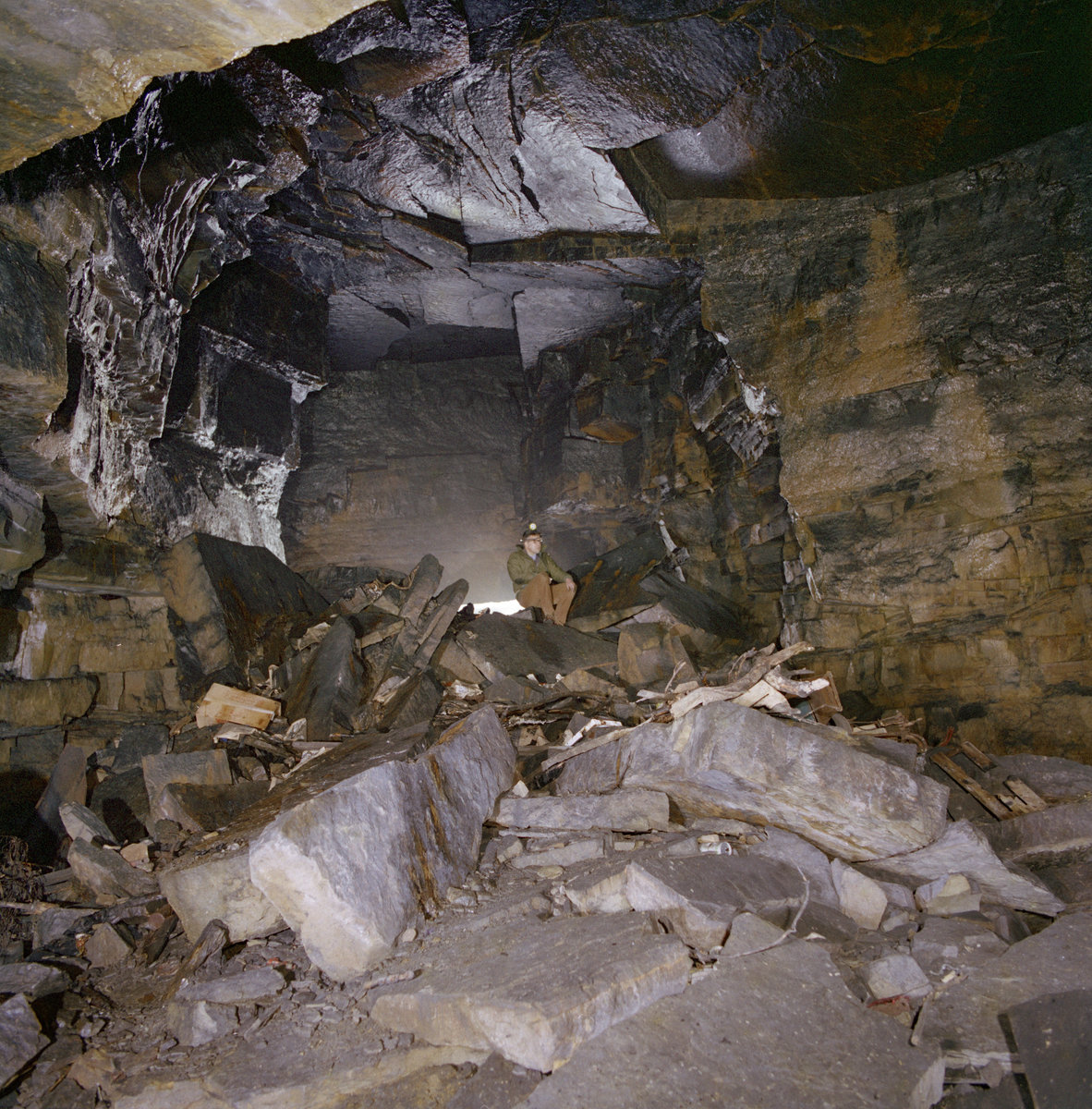 10 Mar 1983 - Hillcliff Sandstone Mine, Allerton, Bradford., submitted by Buddle-Bot on 08-11-2025.
Bgs No. P223231; Thornton, K.E.; © NERC. Image & Text: BGS Geoscenic, under OGL V2 License http://bit.ly/462AXmV 10 Mar 1983 - Hillcliff Sandstone Mine, Allerton, Bradford.