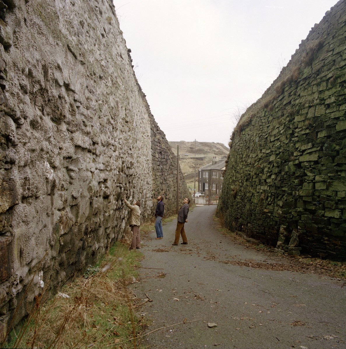 10 Mar 1983 - Walls of Jericho at Egypt, near Bradford, West Yorkshire., submitted by Buddle-Bot on 08-11-2025.
Bgs No. P223234; Thornton, K.E.; © NERC. Image & Text: BGS Geoscenic, under OGL V2 License http://bit.ly/462AXmV 10 Mar 1983 - Walls of Jericho at Egypt, near Bradford, West Yorkshire.