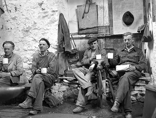 Trefor granite quarrymen enjoying their tea-break, 28 June 1956, submitted by Buddle-Bot on 20-04-2025.
Geoff Charles, 1956 - https://www.peoplescollection.wales/creative-archive-licence © National Museum Wales Trefor granite quarrymen enjoying their tea-break, 28 June 1956