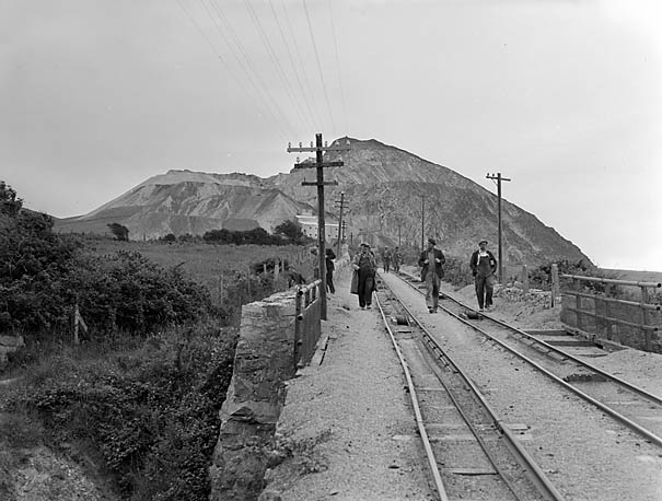 Quarrymen returning home from the granite quarry, Trefor, 28 June 1956, submitted by Buddle-Bot on 20-04-2025.
Geoff Charles, 1956 - https://www.peoplescollection.wales/creative-archive-licence © National Museum Wales Quarrymen returning home from the granite quarry, Trefor, 28 June 1956